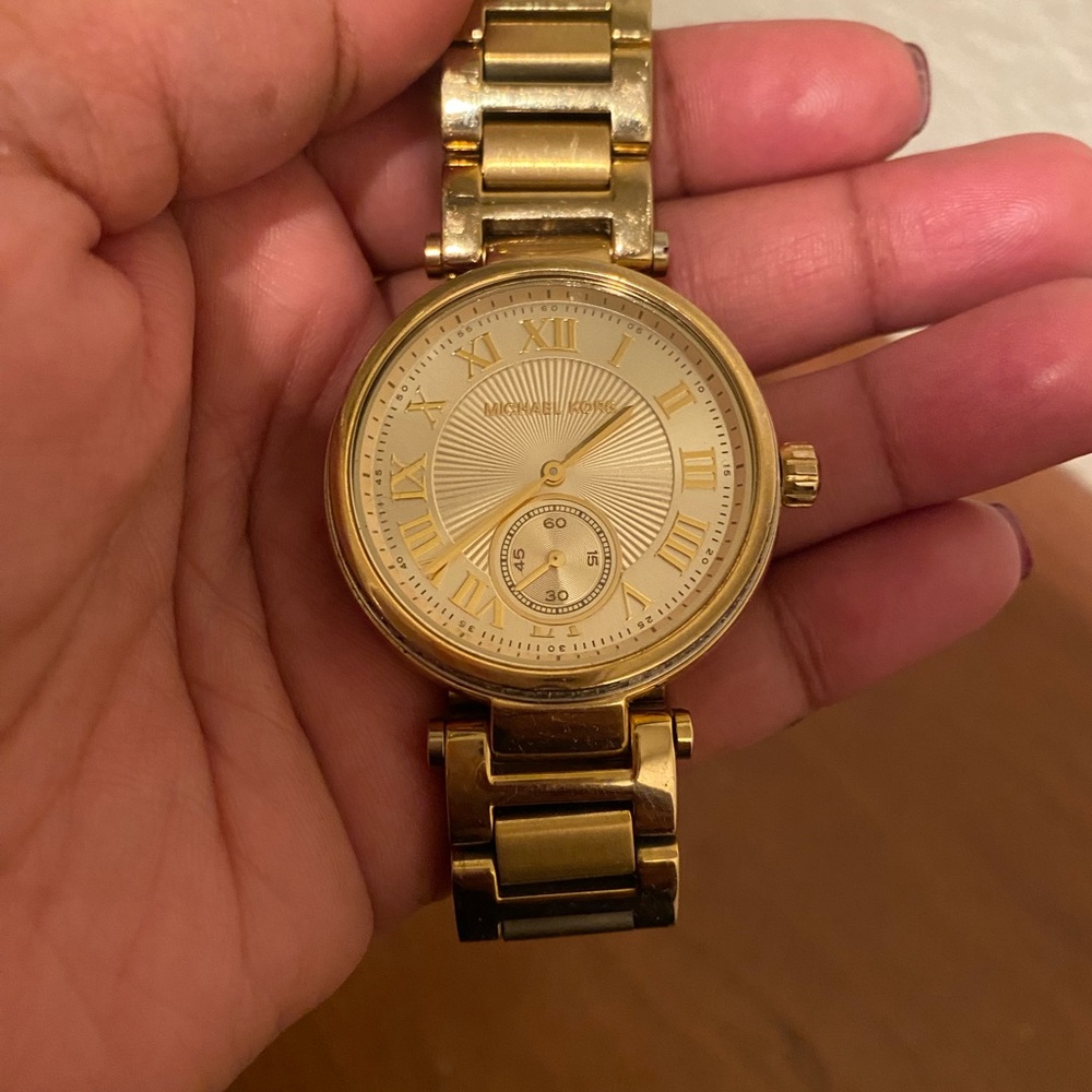 Watch *needs a battery*